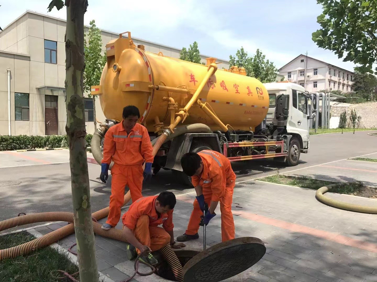 双鸭山管道疏通车停在窨井附近