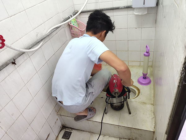 双鸭山管道堵塞冒臭气 专业师傅现场解决问题