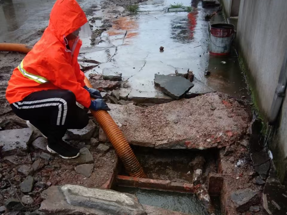 双鸭山专业清理污水池 炜誉市政以规范流程守护城市 “肠道”